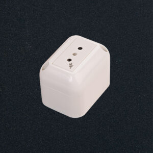 Tomacorriente c/tierra c/s 10A exterior — Linea exterior